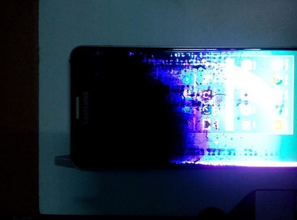 Dấu hiệu và nguyên nhân màn hình điện thoại Samsung bị chảy mực bạn nên biết