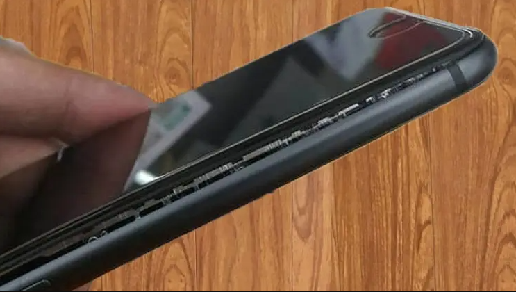 Màn hình iPhone bị hở có nguy hiểm không?