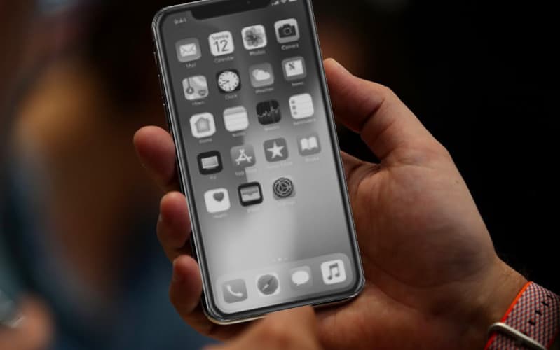 Nguyên nhân nào khiến màn hình điện thoại iPhone bị tối mờ?