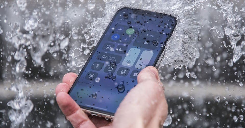 iPhone rơi xuống nước sẽ gây ra những hiện tượng gì?