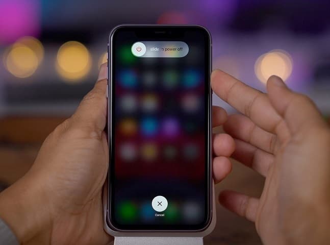 Bỗng dưng iPhone tự tắt màn hình khi đang sử dụng phải làm sao?