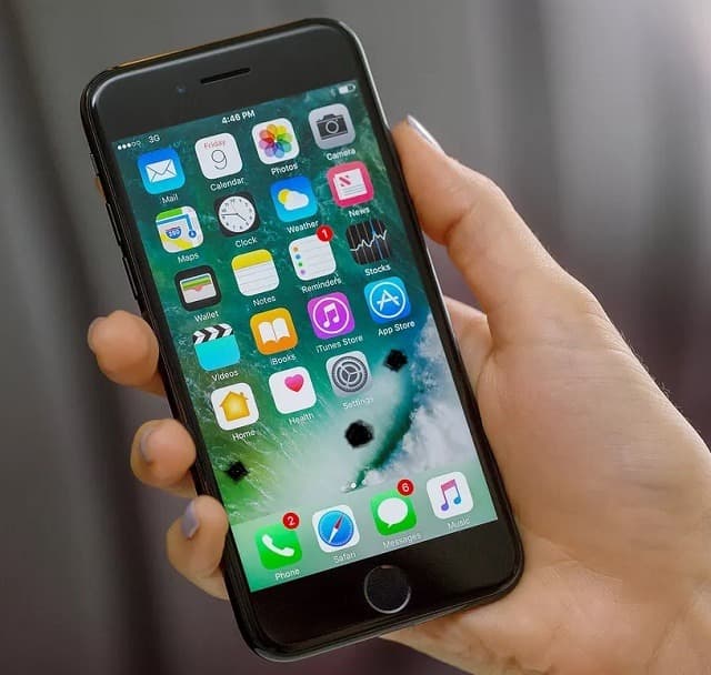 Lý do nào khiến điện thoại iPhone bị vệt đốm ở màn hình?