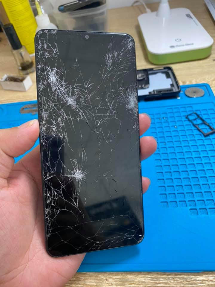 Vỡ nhẹ màn hình Samsung: Dấu hiệu nào cảnh báo cần thay gấp?