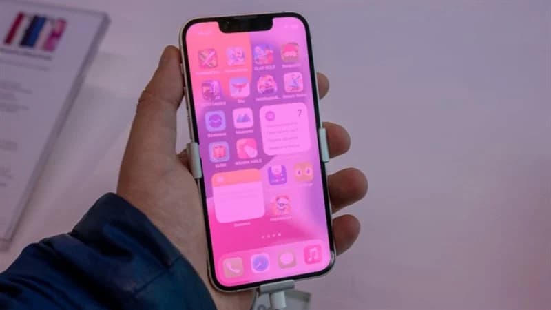 Nguyên nhân nào khiến màn hình iPhone bị ám màu hồng?
