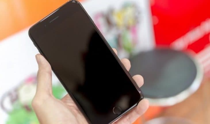 Nguyên nhân nào gây ra lỗi màn hình iPhone đen nhưng vẫn có tiếng?