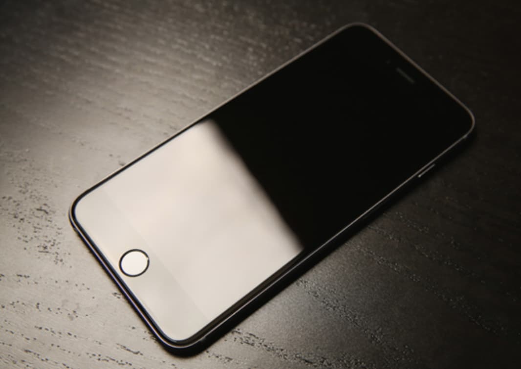 Nguyên nhân nào gây ra lỗi màn hình iPhone đen nhưng vẫn có tiếng?