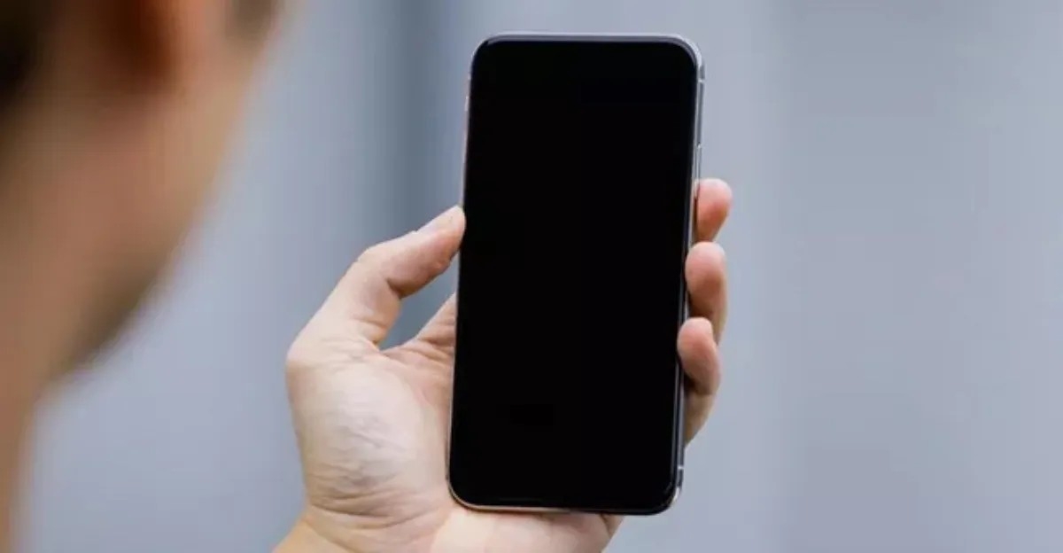 Màn hình iPhone bị tắt đen có cần thay không?