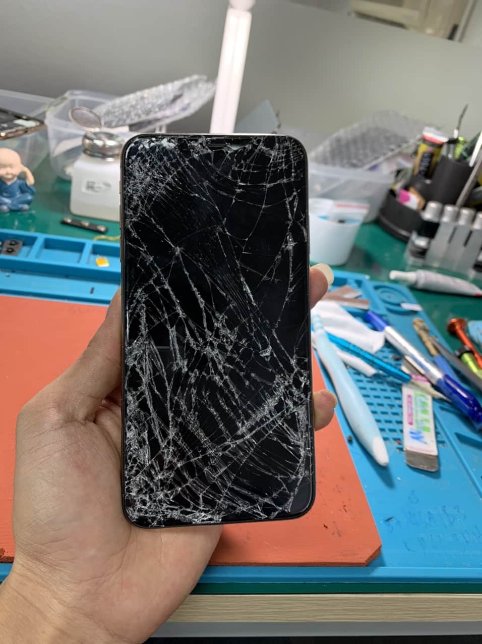 Trường hợp nào bạn buộc phải thay màn hình iPhone?