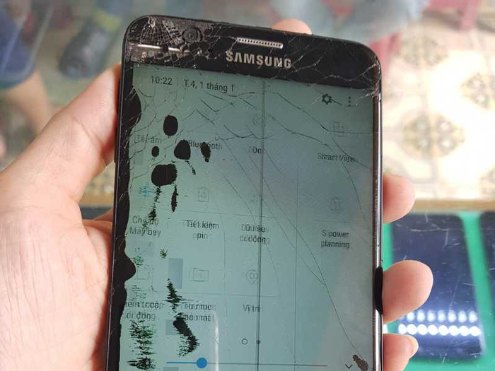 Vì sao vết chảy mực nhỏ lại dẫn đến phải thay toàn bộ màn hình Samsung?
