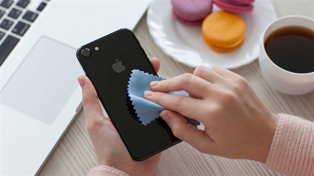 Có Nên Dán Kính Cường Lực Tạm Thời Khi Màn Hình iPhone Nứt Nhẹ?