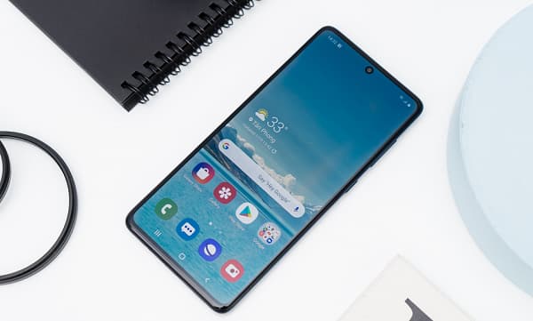 Màn hình điện thoại Samsung giá rẻ có dùng AMOLED như dòng cao cấp không?