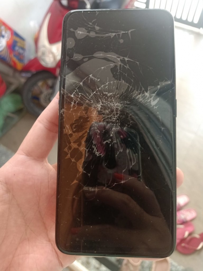 Màn hình Oppo A73 bị vỡ vẫn hoạt động thì có nên dùng tiếp?