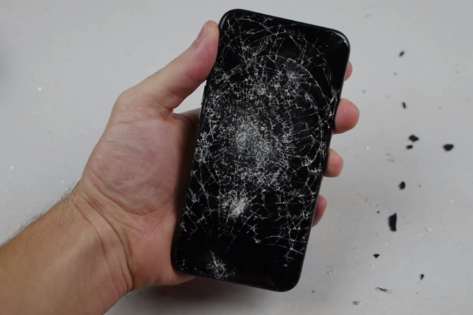 Màn hình điện thoại iPhone bị vỡ: \