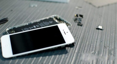 Cảm ứng màn hình iPhone bị nhảy loạn lên vì đâu?