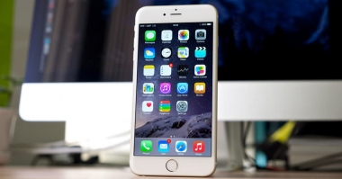 Để iPhone Trong Túi Quần Chật – Màn Hình Dễ Bị Nứt, Cong Vênh