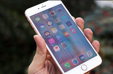 Điện thoại iPhone bị nhiễu màn hình khắc phục tại nhà được không?