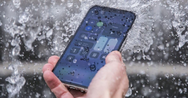 Khi điện thoại iPhone rơi vào nước thì nên làm ngay những điều này