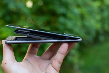Màn hình iPhone bị hở có nguy hiểm không?