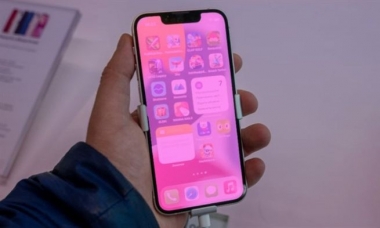Màn hình iPhone bị lỗi màu có cần thay không?