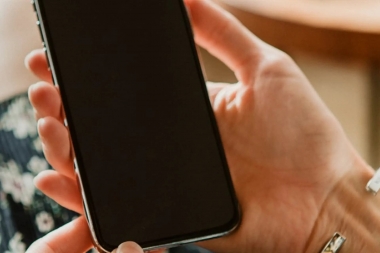 Màn hình iPhone bị tắt đen có cần thay không?