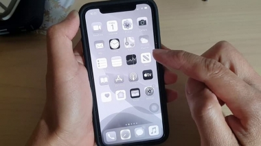 Sử Dụng iPhone Khi Tay Còn Ướt – Nguy Cơ Hỏng Màn Hình Cảm Ứng