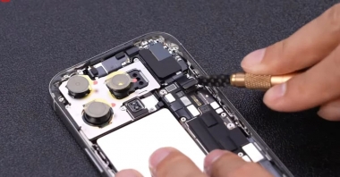 Thay màn hình iPhone 16 Pro Max bao nhiêu tiền? Giá mới nhất 2025