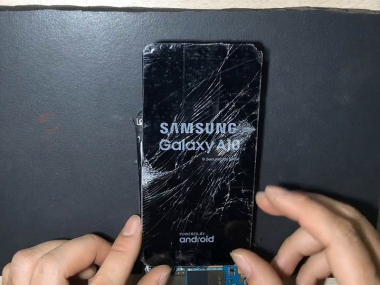 Vì sao vết nứt nhỏ trên màn hình Samsung đời cũ có thể lan rộng nhanh...
